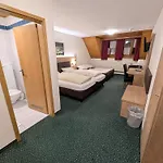 Zum Loewen Отель